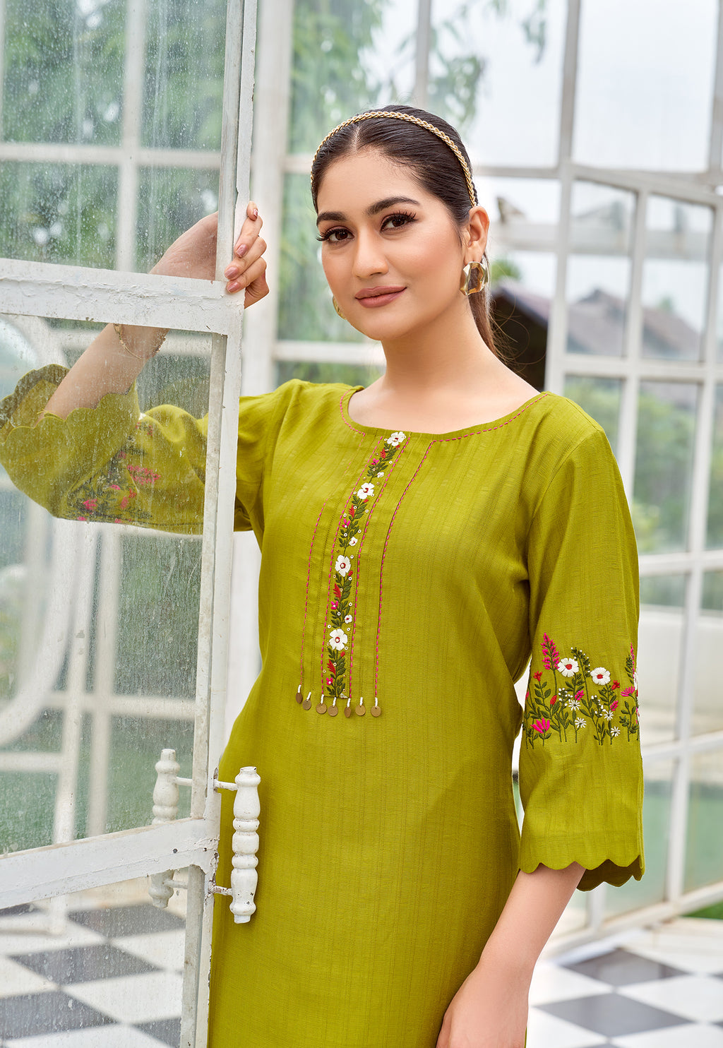 Floral Embroidered Flared Sleeves Thread Work Thread Work Kurti-ZAREENA